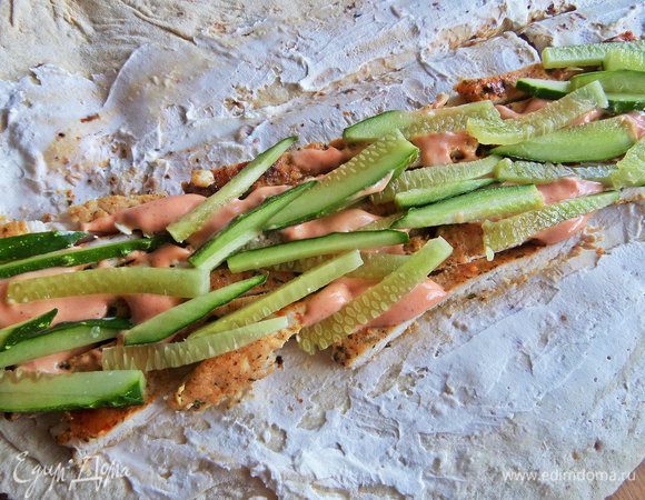 Смазать соусом, сверху — огурец.