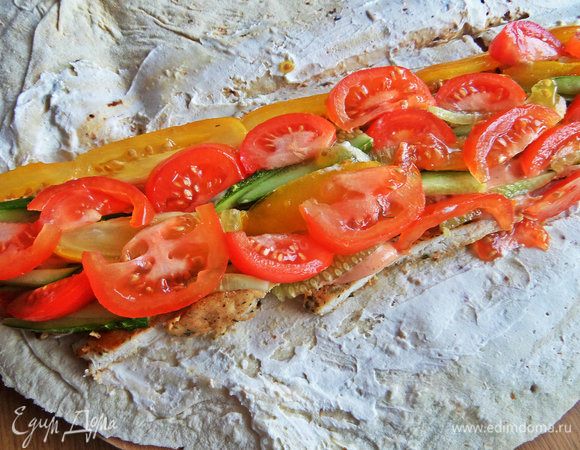 Распределить поверх огурца.