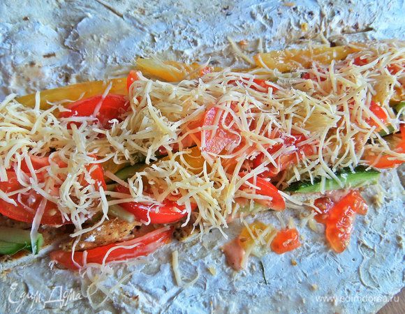 Немного красного лука и тертый сыр.