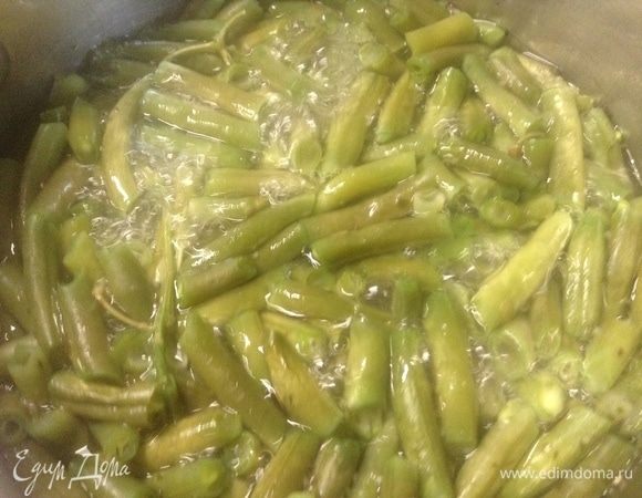 Фасоль ставим вариться в соленой воде минут на 20.
