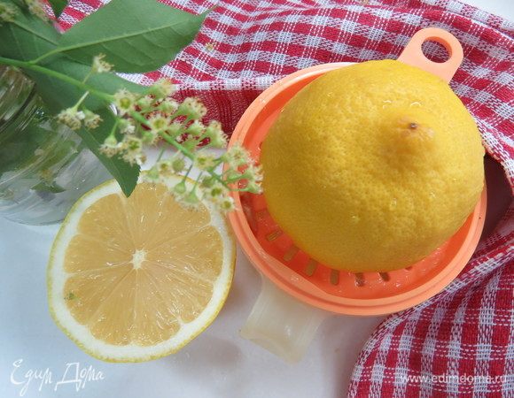 Готовим маринад. С лимона снимаем цедру и выжимаем сок.