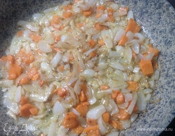 Тем временем пассируем в растительном масле лук репчатый с морковью, нарезанные кубиками.