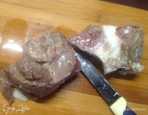 Параллельно нарезаем отваренную грудинку (да любое мясо) кубиками — если вдруг ее много оказалось в бульоне, можно ее использовать для заправки на супчик-щи. Не специально же варить для фасолевой фантазии.