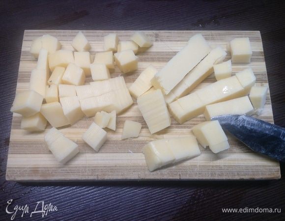 Кусочек сыра кусочек, подвернувшегося под руку, нарезаем кубиком.