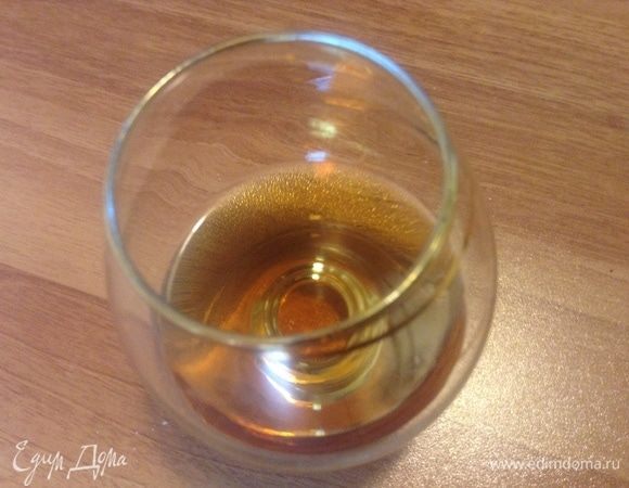 О чудо! Есть совсем чуть коньяка. Будет очень здорово его влить в почти уже готовое блюдо. Об этом позже. Но именно в блюдо!