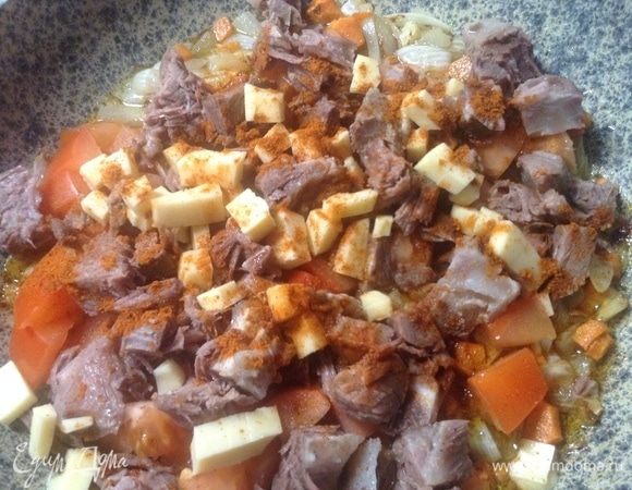 Как только лук с морковкой подрумянились, закладываем все остальное — помидорку, чеснок, перец сладкий красный, грудинку, сыр, все нарезанное кубиками предварительно — в сковородку и тушим-поджариваем . Солим и перец черный (подавить его предварительно) по вкусу добавляем.