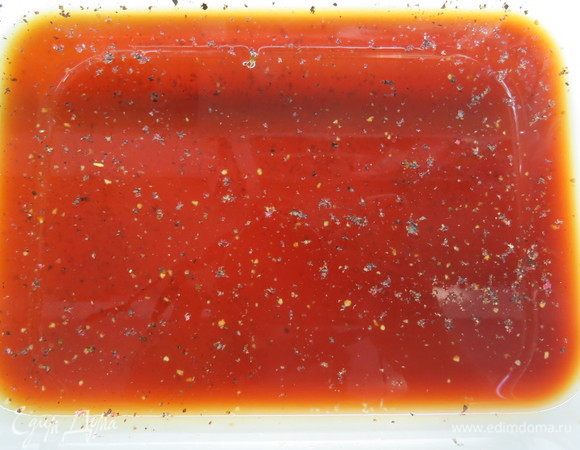 Смешиваем 1 ст. л. оливкового масла, соевый соус, лимонный сок, цедру лимона. При необходимости можно нарезать полперца чили без семян, я чили не добавляла, так как готовила детям в том числе.