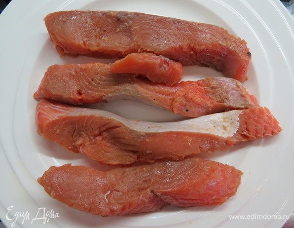 Замариновать в этом соусе очищенный от кожи и костей лосось на 20–25 минут. У меня в этот раз вместо лосося был кижуч.