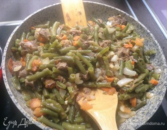 Все перемешиваем и даем еще потушиться вместе. Плотно накрываем сковороду крышкой.