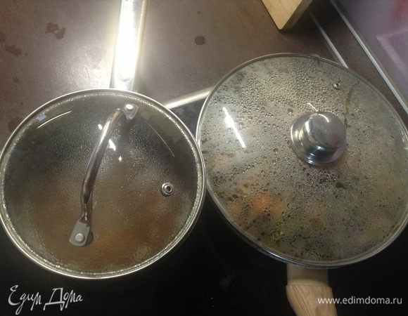 А в кастрюлю, где варилась фасоль, прямо в этот фасолевый отвар (мы ведь шумовкой доставали) высыпаем стакан гречки, плотно прикрываем крышкой. Так вот и готовится в сковородке основная часть фантазии, и гречка на гарнир в кастрюле.