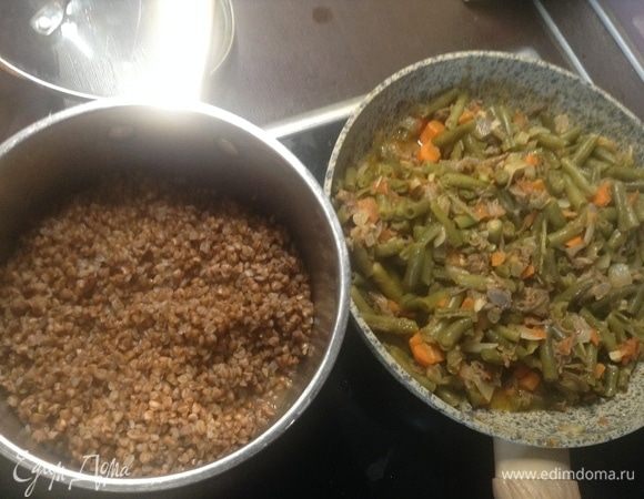 Вот как готовы составляющие, тут и пришло время чуда с коньяком — просто вливаем его (50–100 г, сколько не жалко) в «Мя-фасоль».