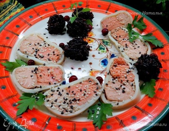 Готовый кальмар нарезать на ломтики, выложить на блюдо, посыпать черным и белым кунжутом. В качестве гарнира замечательно подойдет рис, у меня в этот раз был черный. Приятного аппетита!