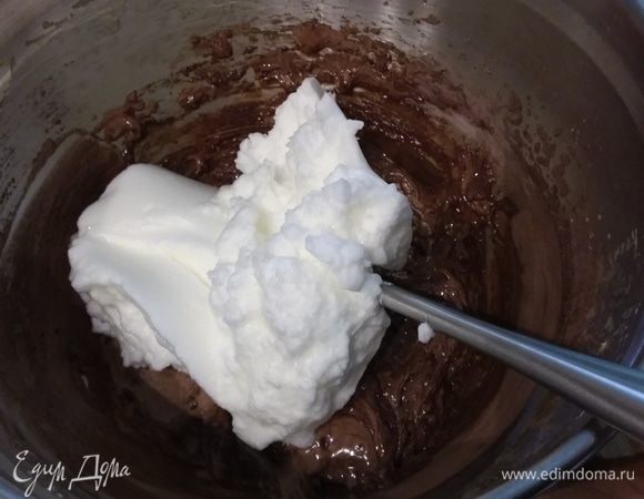 В два приема ввести взбитые белки, перемешать лопаточкой движениями сверху вниз, аккуратно, но энергично. Сначала идет туго, потому, что масса довольно плотная, затем белки насыщают тесто влагой. Важно, чтобы масса стала однородной, и не осталось неразмешанных участков теста.