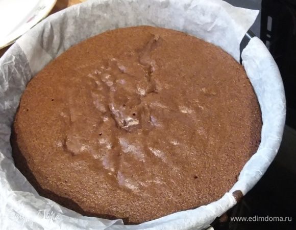 Разъемную форму диаметром 26 см смазать маслом и посыпать мукой (выложить пергаментной бумагой). Выложить тесто и разровнять. Выпекать в заранее разогретой до 160°C духовке 15–17 минут, проверка на сухую палочку подскажет о готовности бисквита. Охладить на решетке.
