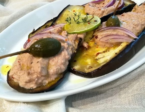 Выложить баклажаны на блюдо. Сверху пашет, полить соком лайма и оливковым маслом. Украсить ломтиками лайма и каперсами. Приятного!