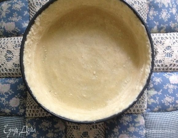 Для теста: муку пшеничную просеять, добавить миндальной муки и растереть с маслом и сахаром в крошку. Две трети получившейся крошки выложить в форму 24 см для выпечки и утрамбовать, сформировав высокие бортики, поставить в холодильник.