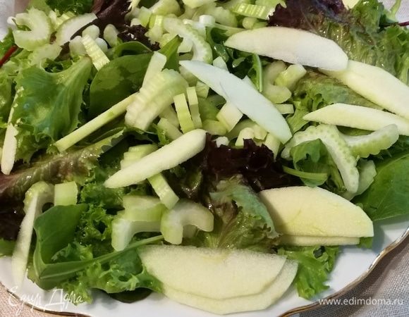 Промытые и обсушенные салатные листья разложить на блюдо. Стебли сельдерея нарезать тонкими полукольцами, яблоко очистить и нарезать тонкими пластинками. Разложить сельдерей и яблоко на салатные листья.