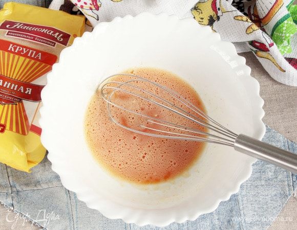 Для приготовления коржа «Шафран» яйца куриные (2 шт.) взбить венчиком с шафраном молотым (1,5 ч. л.), ванилином (1/3 ч. л.), содой (0,5 ч. л.) до растворения сахарного песка (3 ст. л.).