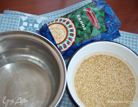 Киноа ТМ «Националь» промыть, залить 200 мл кипятка и варить на медленном огне минут 20, до готовности.
