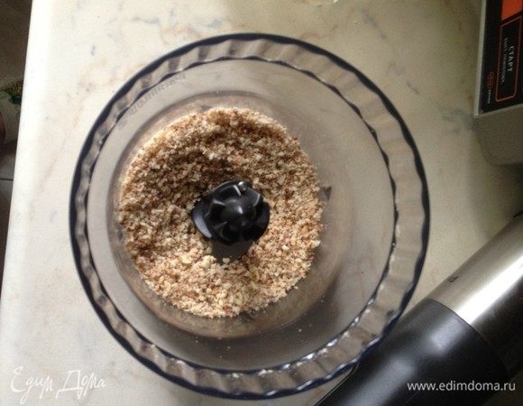 Для начинки 50 г миндаля растереть в блендере в мелкую крошку.