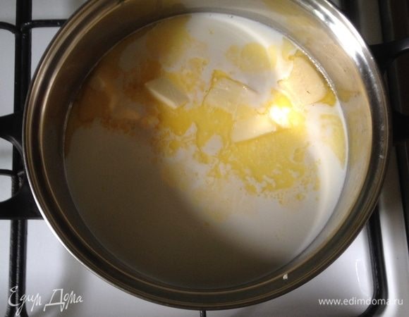 Для начинки: молоко, сахар, ванильный сахар и масло соединить в небольшой кастрюле и, помешивая, довести до кипения.