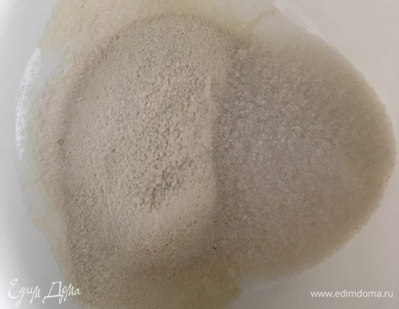 Маффины — это выпечка, которая получится даже у неопытной хозяйки. И готовятся они очень быстро, тем они и привлекательны. Но есть небольшой секрет, чтобы получить нежную и воздушную выпечку данного вида. Отдельно смешиваем сухие и отдельно смешиваем жидкие ингредиенты. При чем сухие, то есть муку, соль и разрыхлитель стоит непременно просеять. Затем добавить сахар.