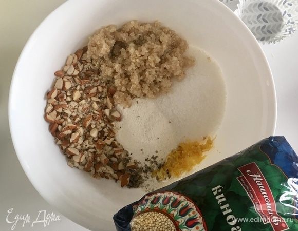 Киноа тем временем сварилось. Добавляем его к сухим составляющим маффинов.