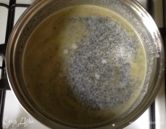 Добавить манку, мак и молотый миндаль, перемешать. Снять с огня, слегка охладить минут 10.