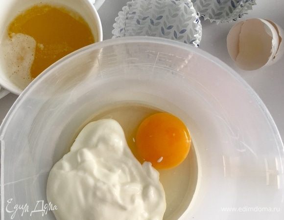В отдельной посуде соединяем жидкие ингредиенты: разбиваем яйцо, три столовые ложки с горкой несладкого йогурта. Сливочное масло растопить и дать немного остыть.