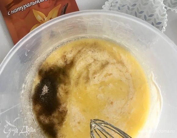 Перемешать вручную венчиком яйцо с йогуртом. Добавить растопленное сливочное масло. Сюда же добавить ванильный сахар и мед. Перемешать венчиком.