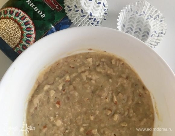 К сухим ингредиентам отправить жидкие и перемешать лопаточкой. Необязательно тщательно вымешивать ингредиенты, достаточно все просто соединить. В этом случае как раз (без долгого и скрупулезного вымешивания) и достигается воздушная пористая структура маффинов.