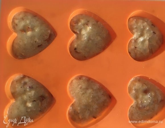 Раскладываем тесто по формочкам. Первую партию я пекла в бумажных, но она разлетелась среди детей, не дожив до фотосессии. Вторую пекла в силиконовых в форме сердечка. Пекутся эти малыши очень быстро — минут 20–25 в предварительно разогретой до 180°C духовке. Проверяем, как и всегда, спичкой.