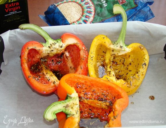 Болгарский перец (я взяла разного цвета для красоты) разрезать пополам, очистить от семян и смазав соусом, запечь в разогретой до 200°C духовке, минут 10.