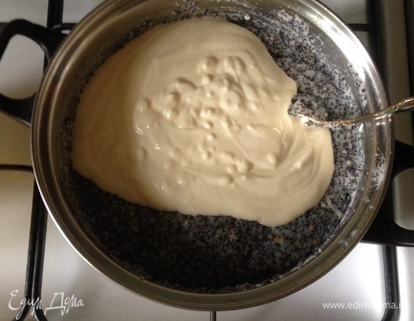 Творог взбить с яйцом, ввести в молочно-маковую смесь, перемешать. Творог я брала обезжиренный в тубах, он мягкий и нежный.