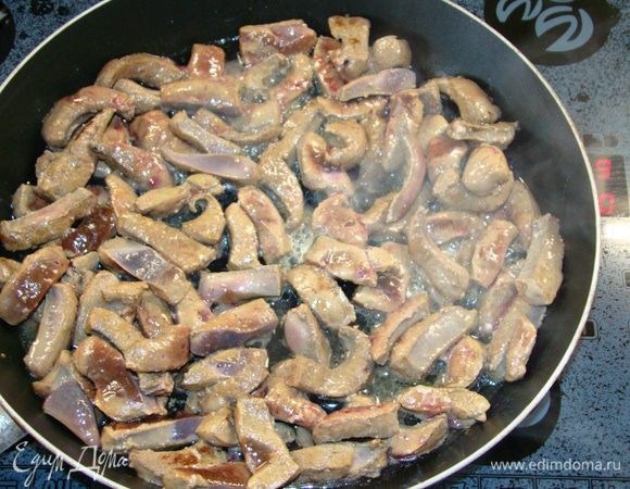 Печень промыть, нарезать соломкой и обжарить до готовности.