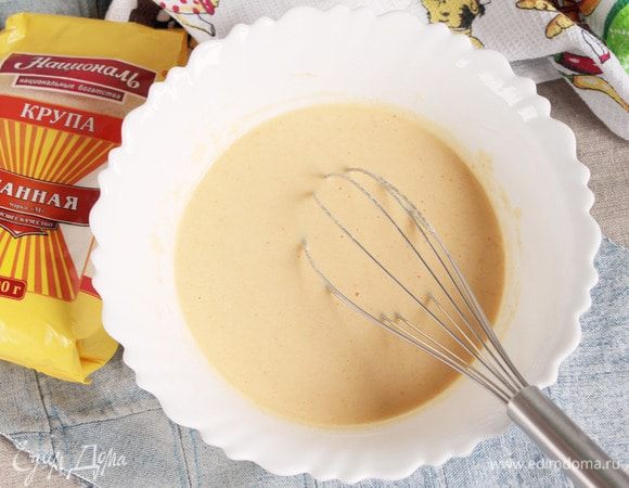 Добавить оливковое масло (3 ст. л.) и сыворотку (200 мл), перемешать и всыпать манную крупу (200 г) и предварительно просеянную муку пшеничную (80 г). Вымешать однородное тесто.