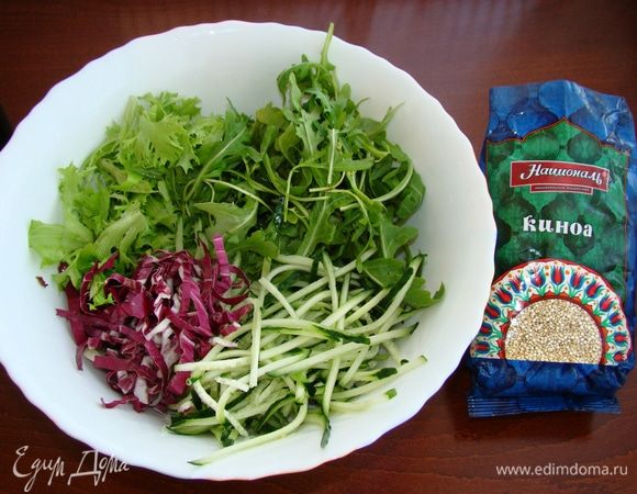 Свежий огурчик нашинковать соломкой или натереть на терке для корейской моркови. В миске смешать салатный микс, свежий огручик, жареную говяжью печень и сваренное киноа ТМ «Националь». Все заправить оставшимся соусом и при необходимости полить еще соевым соусом. Все перемешать.