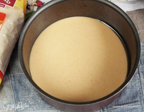 Форму для выпечки диаметром 16 см смазать маслом оливковым, выложить тесто и выпекать корж в предварительно разогретой духовке до 180–190°C. Выпекать до сухой лучинки минут 30–40, ориентируйтесь, пожалуйста, по своей духовке.