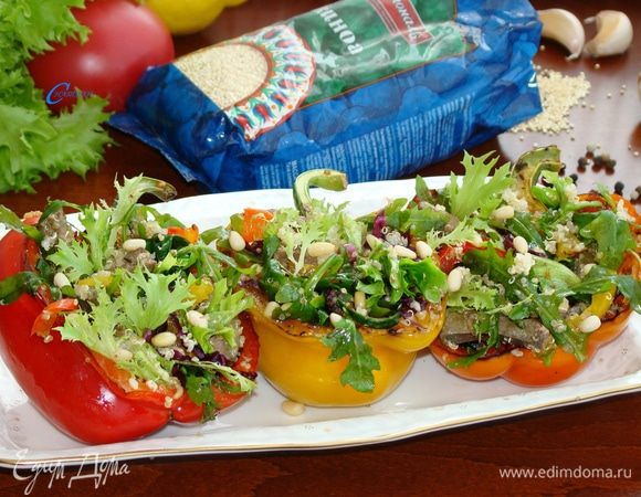 Готовый салат можно подавать в запеченных половинках болгарского перчика. Или традиционно, порционно на блюде, добавив нашинкованный соломкой запеченный болгарский перчик. Салат сверху полить лимонным соком. Вкусный, полезный салат готов!