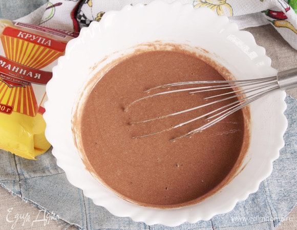 Вымешать однородное тесто, выложить в форму для выпечки диаметром 16 см и выпекать корж в предварительно разогретой духовке до 180–190°C. Выпекать до сухой лучинки минут 30–40, ориентируйтесь, пожалуйста, по своей духовке.