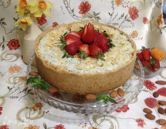 Остудить, вынуть из формы, украсить свежей клубникой.