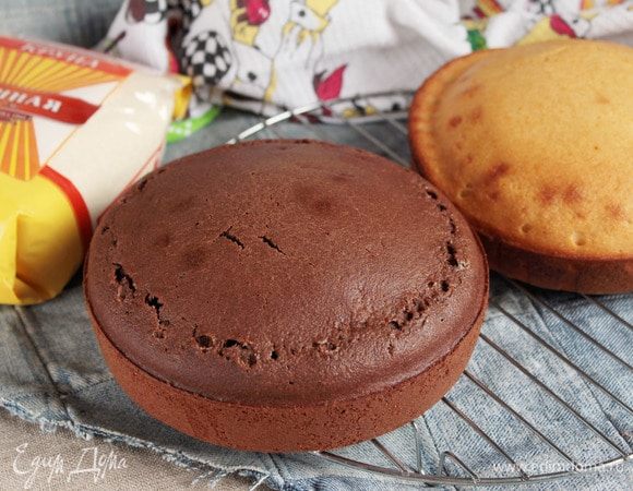 Готовые коржи «Шафран» и «Ночка» остудить на решетке, завернуть в пищевую пленку и оставить для «созревания».