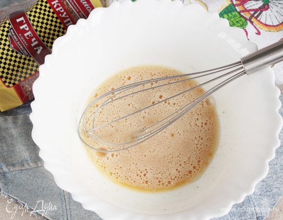 Взбить яйца куриные (2 шт.) с молотым мускатным орехом, имбирем и кориандром (по 1/3 ч. л.) до растворения сахарного песка (3 ст. л.).