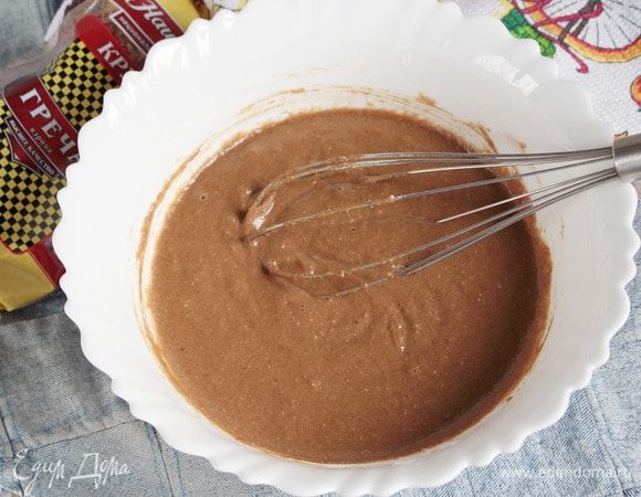 Добавить соду (0,5 ч. л.), гашеную уксусом (1 ч. л.), оливковое масло (3 ст. л.) и остывший свежесваренный кофе (200 мл), перемешать. Всыпать предварительно просеянную муку пшеничную (80 г) и приготовленную из крупы муку гречневую (160 г). Вымешать тесто до однородности.