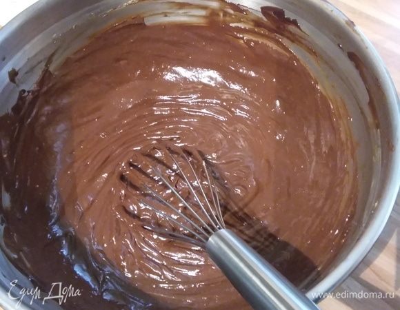 Для крема нарезать мелко шоколад, так он скорее и легче растопится. Разогреть сливки (не кипятить!). Залить сливками шоколад, мешать до тех пор, пока не растает весь шоколад и не останется комочков. Когда масса остынет, вмешать венчиком маскарпоне. Не взбивать, а интенсивно размешать, чтобы не было комочков. Миску накрыть пленкой и поставить крем в холодильник на 2 часа.