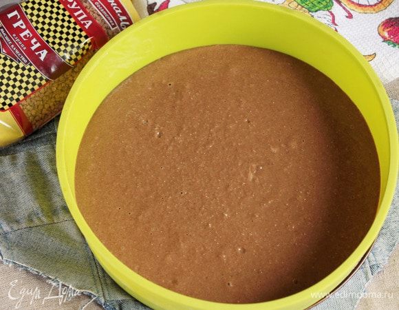 Выложить готовое тесто в форму большего диаметра (27 см) и выпекать корж в предварительно разогретой до 180–190°C духовке. Выпекать до сухой лучинки минут 30–40, ориентируйтесь, пожалуйста, по своей духовке.