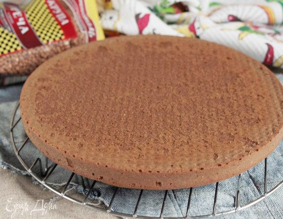 Готовый корж остудить на решетке, затем завернуть в пищевую пленку и оставить для «созревания».