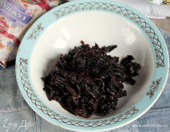 Для шариков «Лесной орех» предварительно распаренный чернослив без косточки (200 г) пропустить через мясорубку или пюрировать блендером.