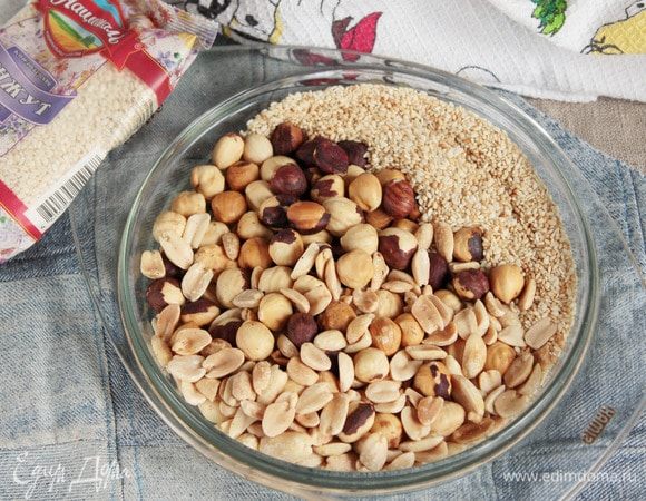 Слегка обжарить кунжут (4 ст. л.), арахис и фундук (по 100 г) удобным для вас способом (на сковороде или в микроволновой печи).