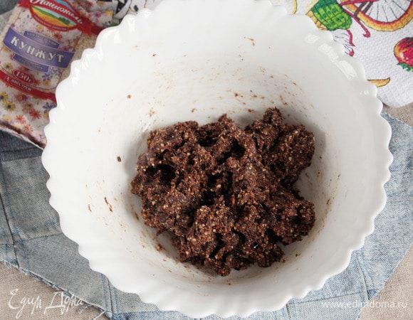 Обжаренные арахис, фундук и кунжут смолоть и смешать с черносливовым пюре. Тщательно вымесить, как тесто.